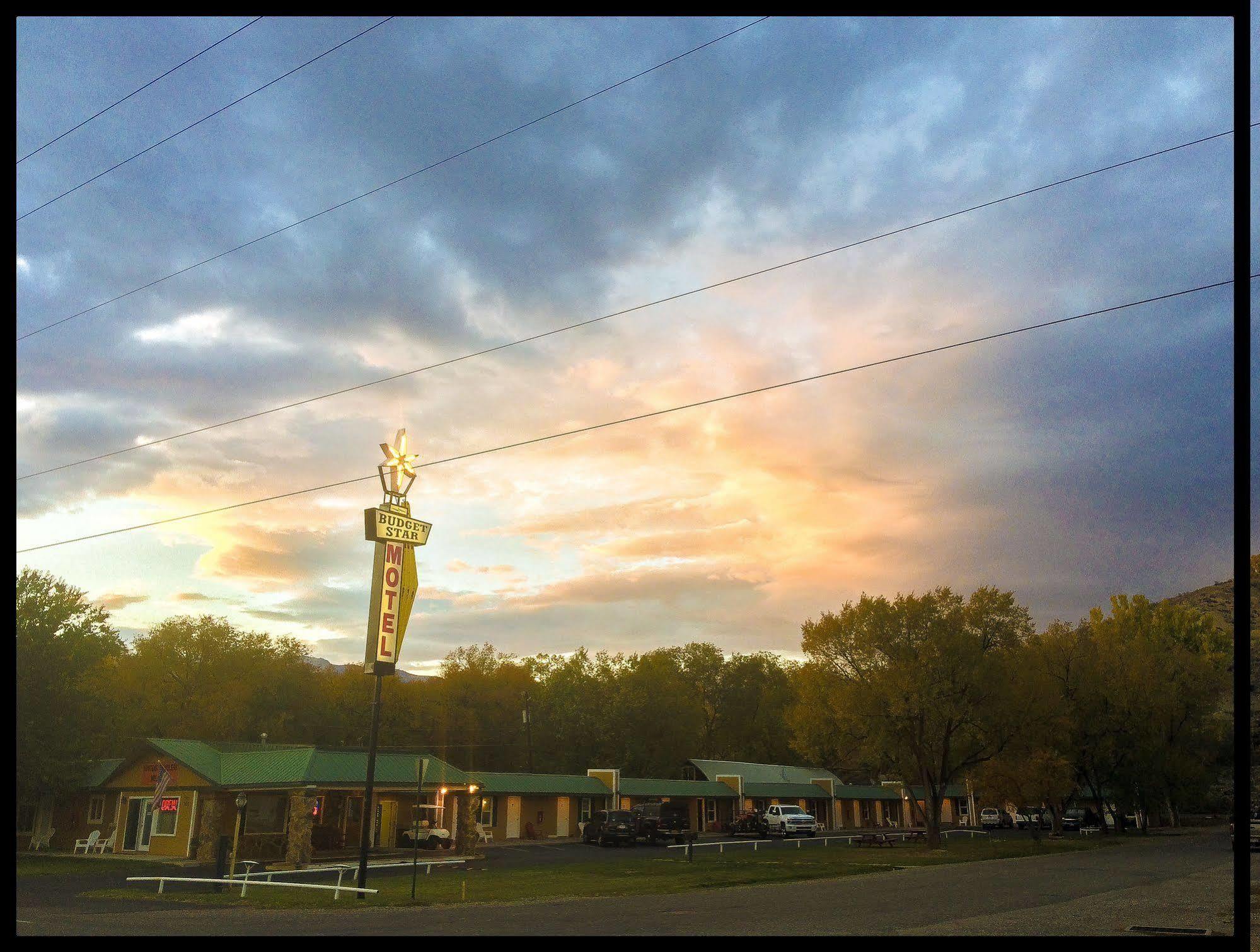 Western Star Inn Райфл Экстерьер фото