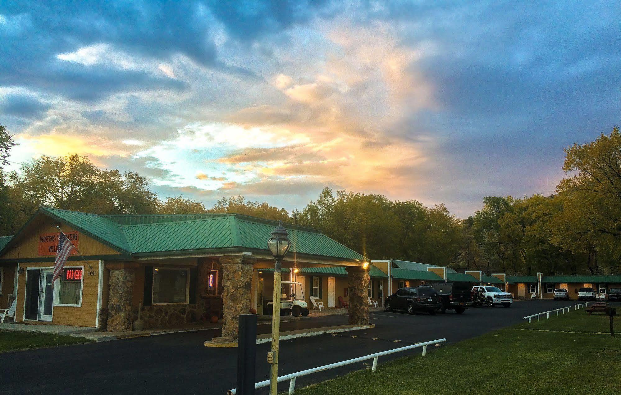 Western Star Inn Райфл Экстерьер фото